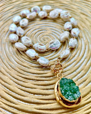 Colier perle baroc albe & pandantiv agata druzy verde
