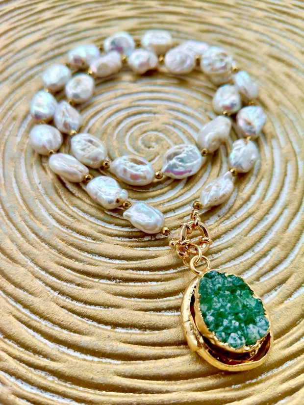 Colier perle baroc albe & pandantiv agata druzy verde