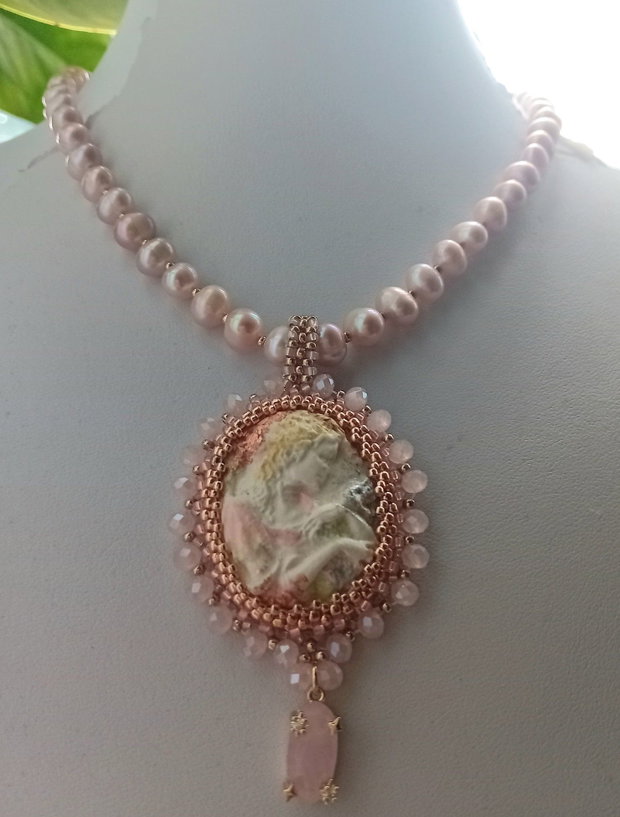 Colier perle rose blush,camee portelan rece