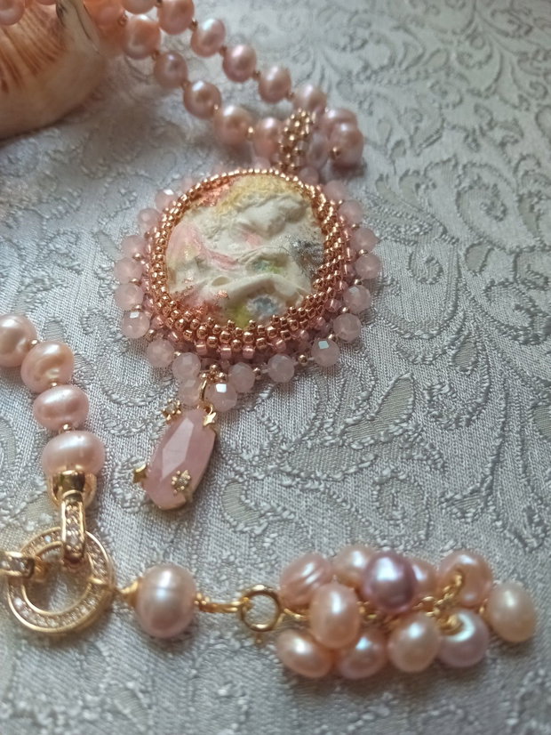 Colier perle rose blush,camee portelan rece