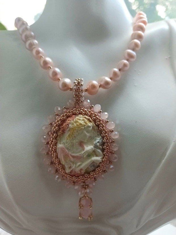Colier perle rose blush,camee portelan rece