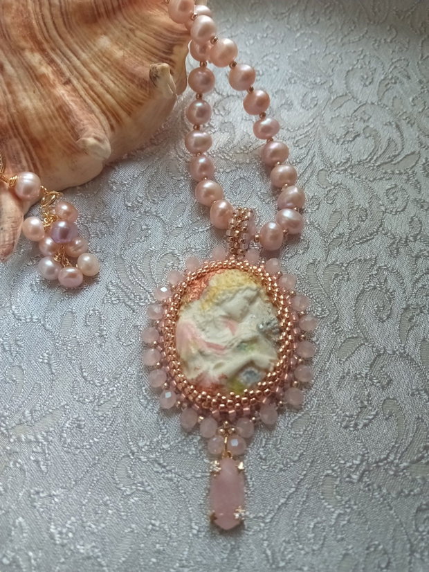 Colier perle rose blush,camee portelan rece