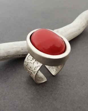 Inel alama argintata si cabochon coral I6