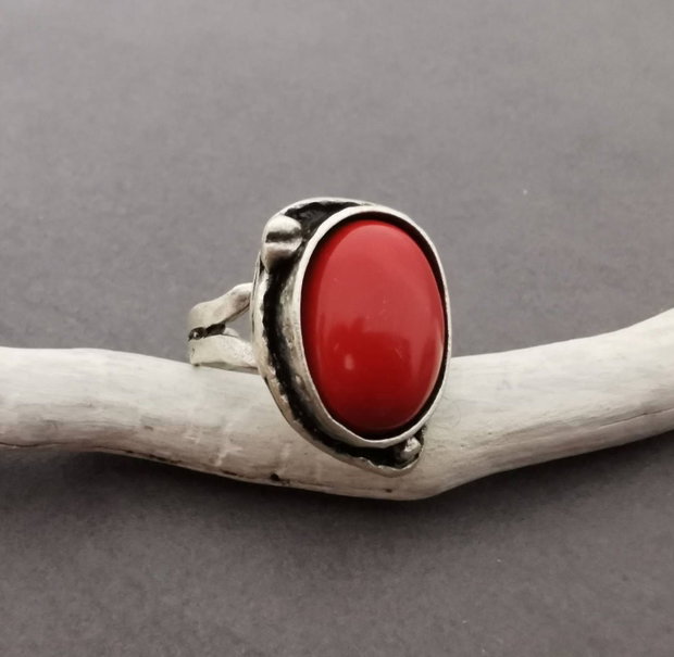 Inel alama argintata si cabochon coral I6