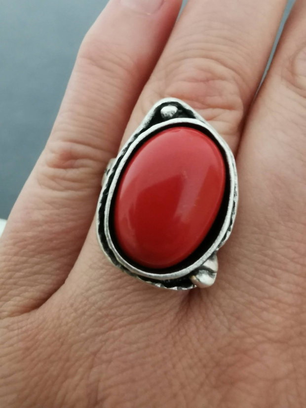 Inel alama argintata si cabochon coral I6