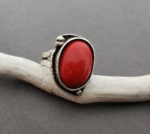 Inel alama argintata si cabochon coral I6