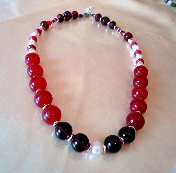 Oferta zilei de joi, cu 10% reducere pana maine / Visine pt Doamne, magenta cu perle mari albe
