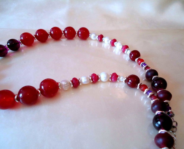 Oferta zilei de joi, cu 10% reducere pana maine / Visine pt Doamne, magenta cu perle mari albe