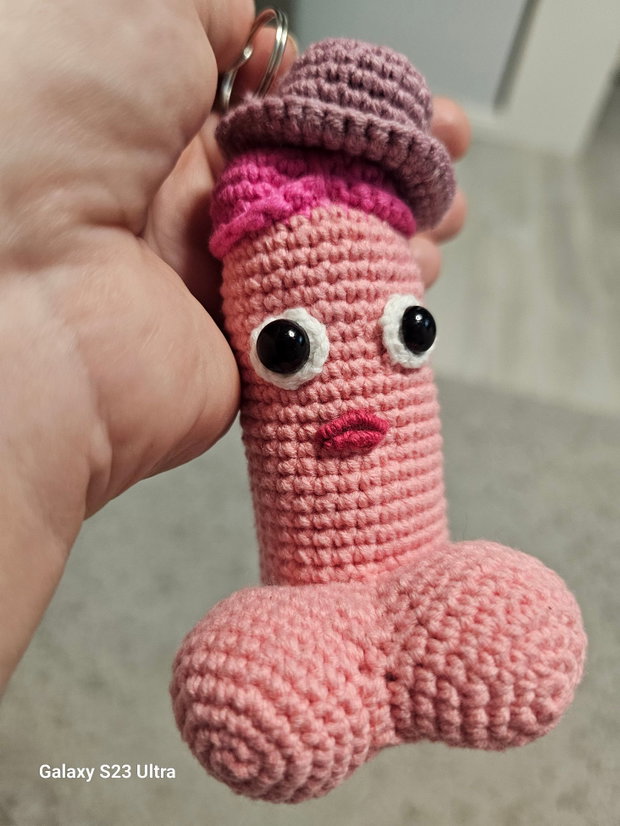 Breloc haios penis croșetat
