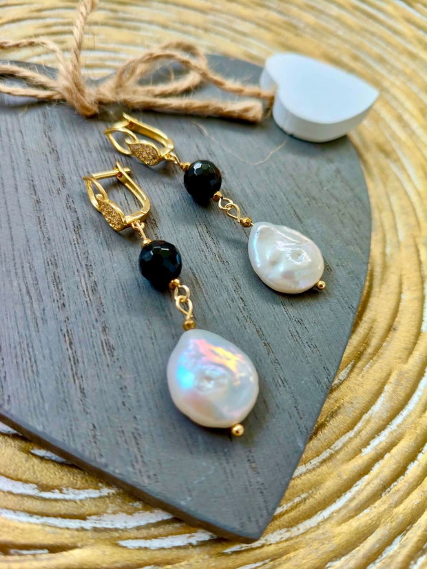 Cercei perle baroc albe, onix negru & inox gold cubic zirconia