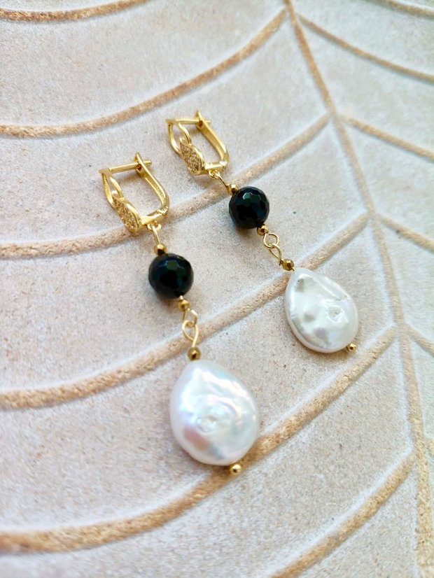 Cercei perle baroc albe, onix negru & inox gold cubic zirconia
