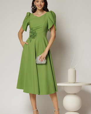 Rochie midi verde de ocazie cu aplicatie in talie cu margele si maneci decupate