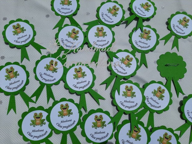Ecusoane personalizate, cu albinute, pentru absolvire