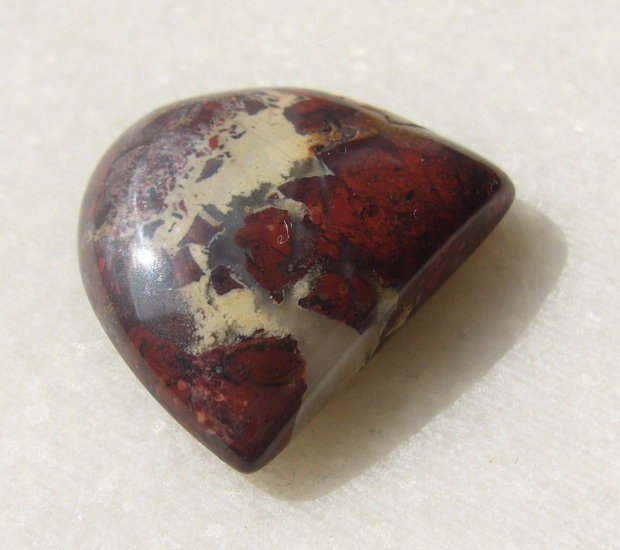 Jasp rosu cabochon aprox 21x18x6 mm
