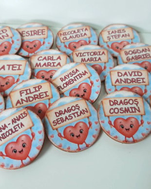 Insigne / ecusoane personalizate pentru prima zi de scoala - tema inimioare