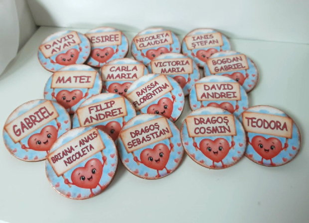 Insigne / ecusoane personalizate pentru prima zi de scoala - tema inimioare