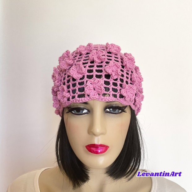 Căciuliță croșetată damă cu flori 3D, bumbac și acril, handmade, mărime universală, culoare la alegere. LA COMANDA