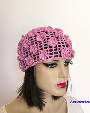Căciuliță croșetată damă cu flori 3D, bumbac și acril, handmade, mărime universală, culoare la alegere. LA COMANDA
