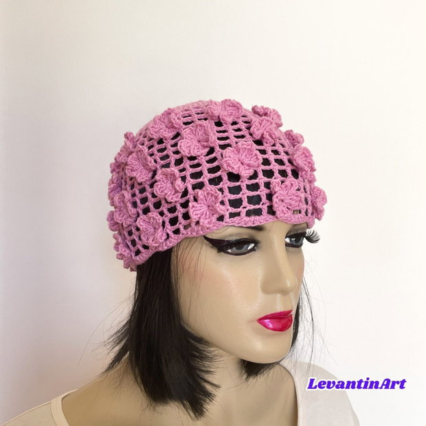 Căciuliță croșetată damă cu flori 3D, bumbac și acril, handmade, mărime universală, culoare la alegere. LA COMANDA