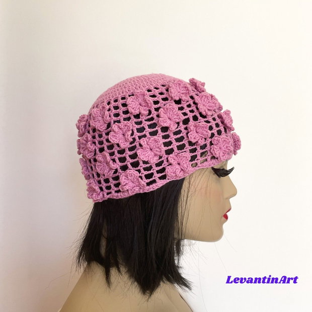 Căciuliță croșetată damă cu flori 3D, bumbac și acril, handmade, mărime universală, culoare la alegere. LA COMANDA