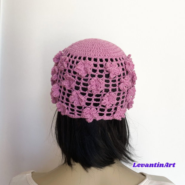 Căciuliță croșetată damă cu flori 3D, bumbac și acril, handmade, mărime universală, culoare la alegere. LA COMANDA