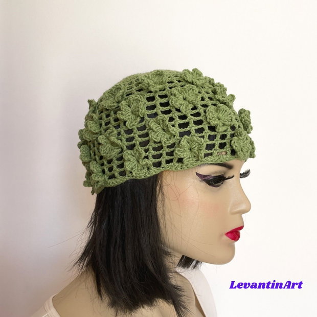 Căciuliță croșetată damă cu flori 3D, bumbac și acril, handmade, mărime universală, culoare la alegere. LA COMANDA