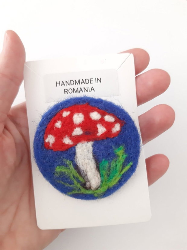 Brosa Ciupercuta Handmade din Lana Impaslita