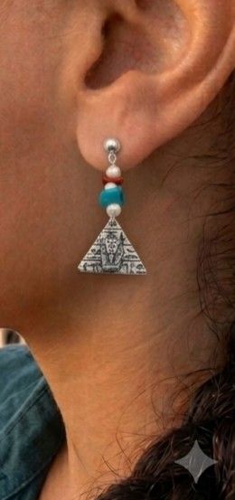 Cercei unicat atarnatori , cu pin, elemente triunghiulare din argint fin cu hieroglife si sfincsi, chipsuri din coral si turcoaz si perle de apa dulce