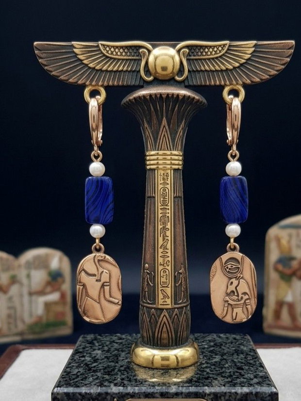 Cercei unicat, cu cartuse din bronz auriu cu zeii egipteni Seth si Horus, margele albastre dreptunghiulare de agat si perle albe