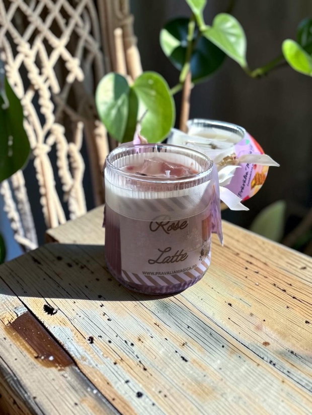 Lumânare Artizanală Rose Latte, Ceară Gel și Soia, Dulceață de Trandafiri