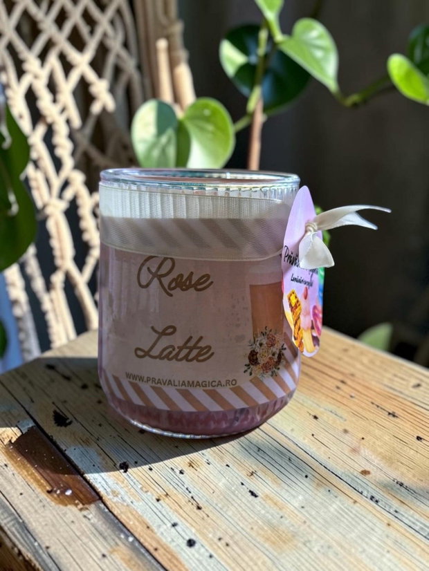 Lumânare Artizanală Rose Latte, Ceară Gel și Soia, Dulceață de Trandafiri
