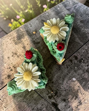 Lumânare Artizanală Felie de Tort, Ceară Soia 160g, Cocos și Lime