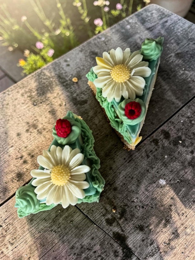 Lumânare Artizanală Felie de Tort, Ceară Soia 160g, Cocos și Lime