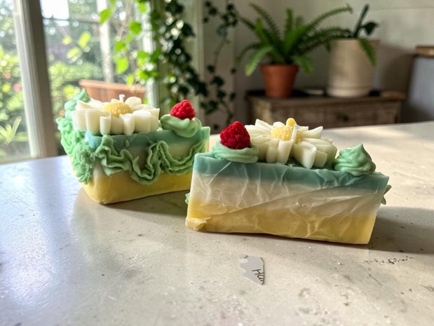 Lumânare Artizanală Felie de Tort, Ceară Soia 160g, Cocos și Lime