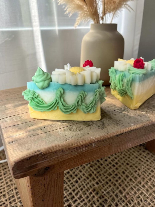 Lumânare Artizanală Felie de Tort, Ceară Soia 160g, Cocos și Lime