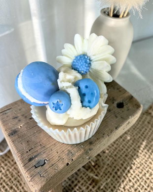 Lumânare Artizanală Tip Cupcake cu Macarons aroma Fructe de pădure - albastru/ galben/ verde/ rosu, Ceară Soia 115g