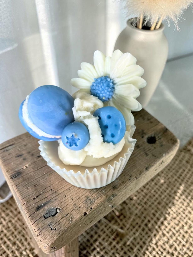 Lumânare Artizanală Tip Cupcake cu Macarons aroma Fructe de pădure - albastru/ galben/ verde/ rosu, Ceară Soia 115g