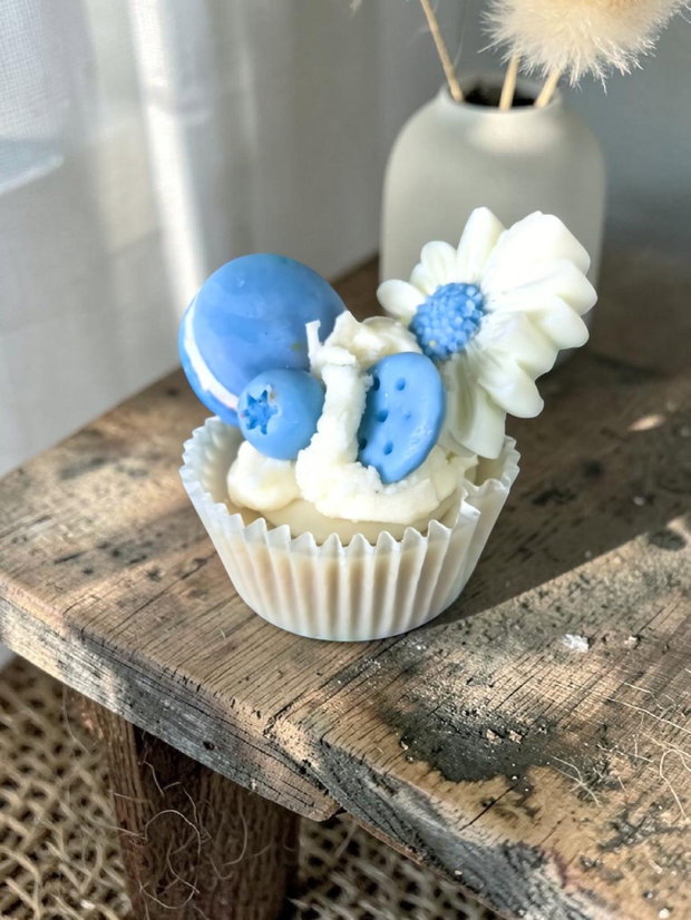 Lumânare Artizanală Tip Cupcake cu Macarons aroma Fructe de pădure - albastru/ galben/ verde/ rosu, Ceară Soia 115g