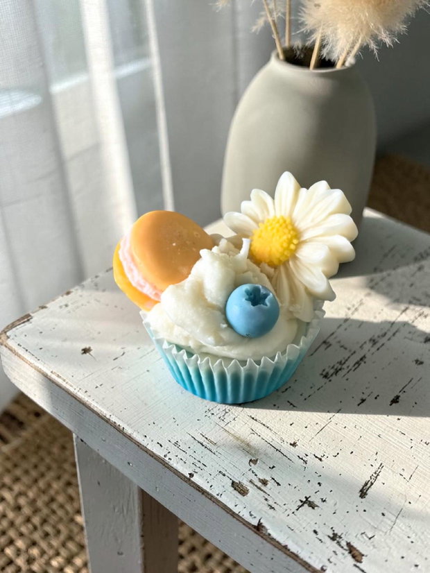 Lumânare Artizanală Tip Cupcake cu Macarons aroma Fructe de pădure - albastru/ galben/ verde/ rosu, Ceară Soia 115g