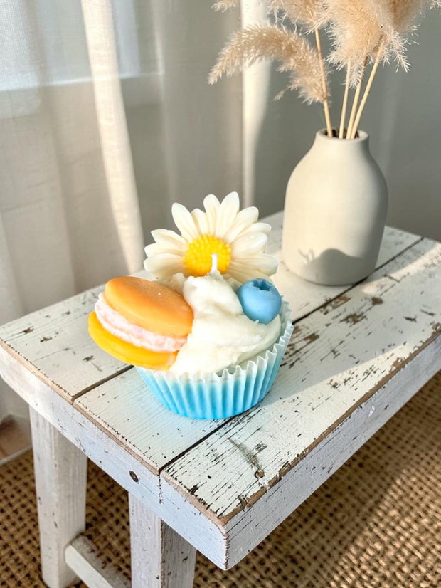 Lumânare Artizanală Tip Cupcake cu Macarons aroma Fructe de pădure - albastru/ galben/ verde/ rosu, Ceară Soia 115g