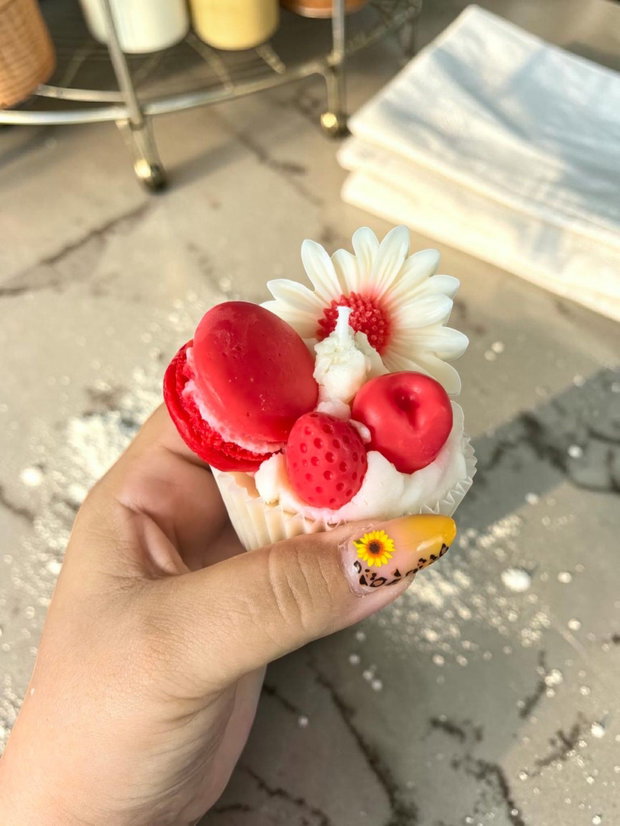 Lumânare Artizanală Tip Cupcake cu Macarons aroma Fructe de pădure - albastru/ galben/ verde/ rosu, Ceară Soia 115g