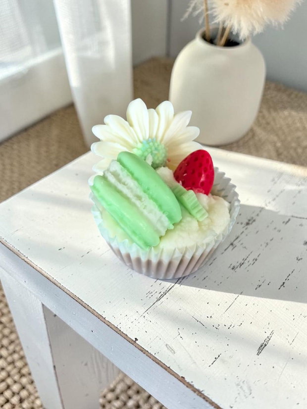 Lumânare Artizanală Tip Cupcake cu Macarons aroma Fructe de pădure - albastru/ galben/ verde/ rosu, Ceară Soia 115g