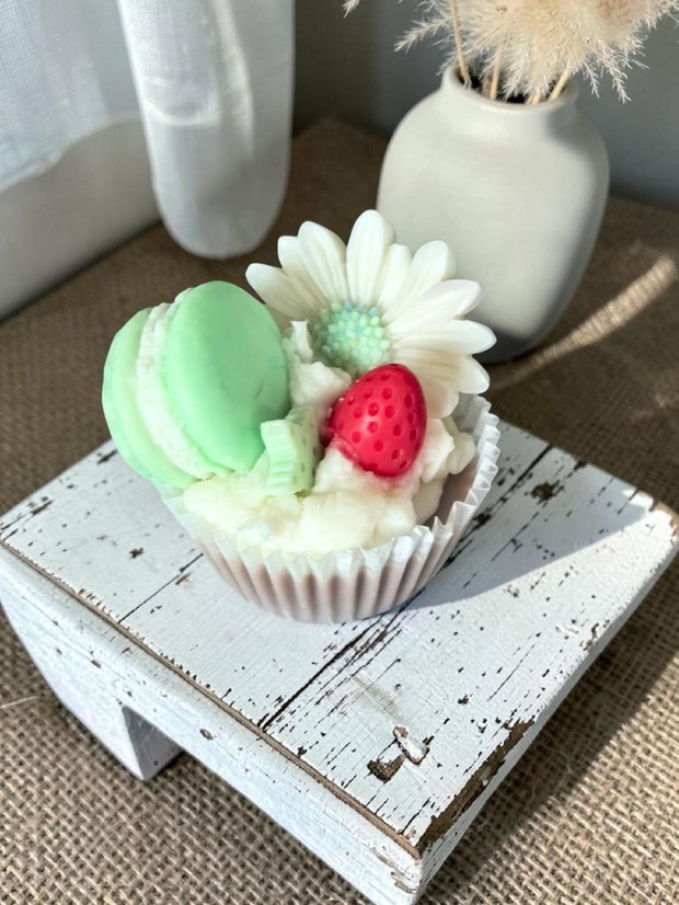 Lumânare Artizanală Tip Cupcake cu Macarons aroma Fructe de pădure - albastru/ galben/ verde/ rosu, Ceară Soia 115g