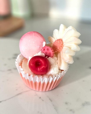 Lumânare Artizanală Tip Cupcake cu Macarons, AromaMarzipan Delight - Galben/ Rosu, Ceară Soia 115g
