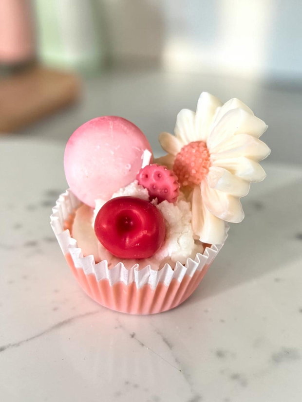 Lumânare Artizanală Tip Cupcake cu Macarons, AromaMarzipan Delight - Galben/ Rosu, Ceară Soia 115g