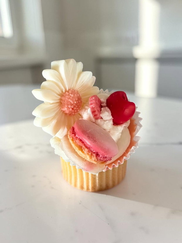 Lumânare Artizanală Tip Cupcake cu Macarons, AromaMarzipan Delight - Galben/ Rosu, Ceară Soia 115g