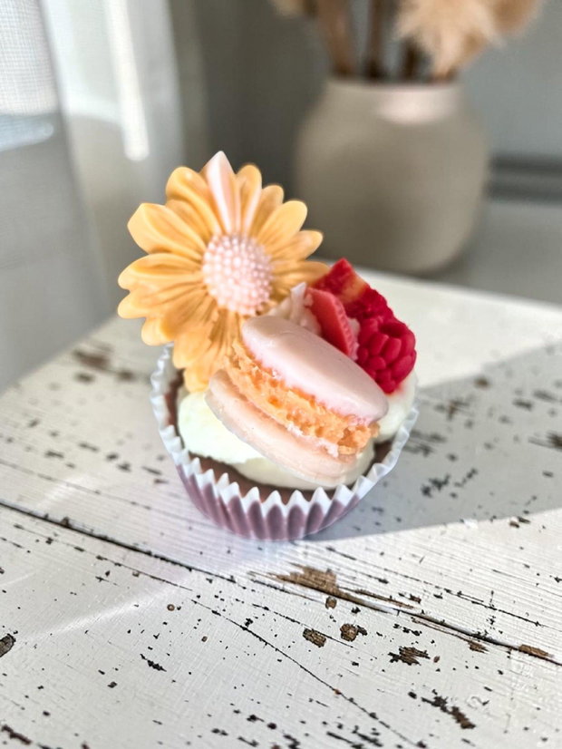 Lumânare Artizanală Tip Cupcake cu Macarons, AromaMarzipan Delight - Galben/ Rosu, Ceară Soia 115g