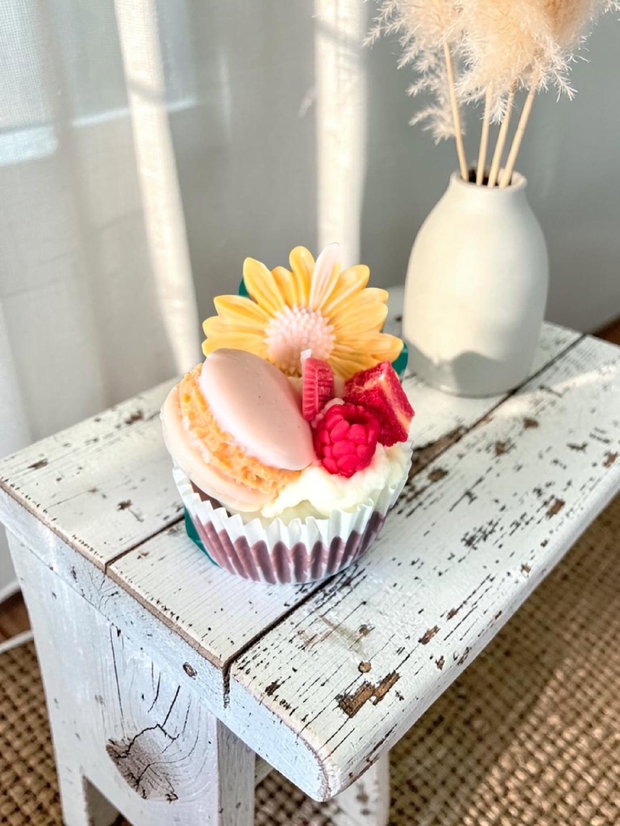 Lumânare Artizanală Tip Cupcake cu Macarons, AromaMarzipan Delight - Galben/ Rosu, Ceară Soia 115g