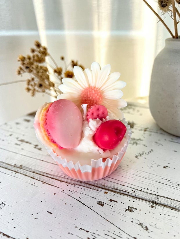 Lumânare Artizanală Tip Cupcake cu Macarons, AromaMarzipan Delight - Galben/ Rosu, Ceară Soia 115g