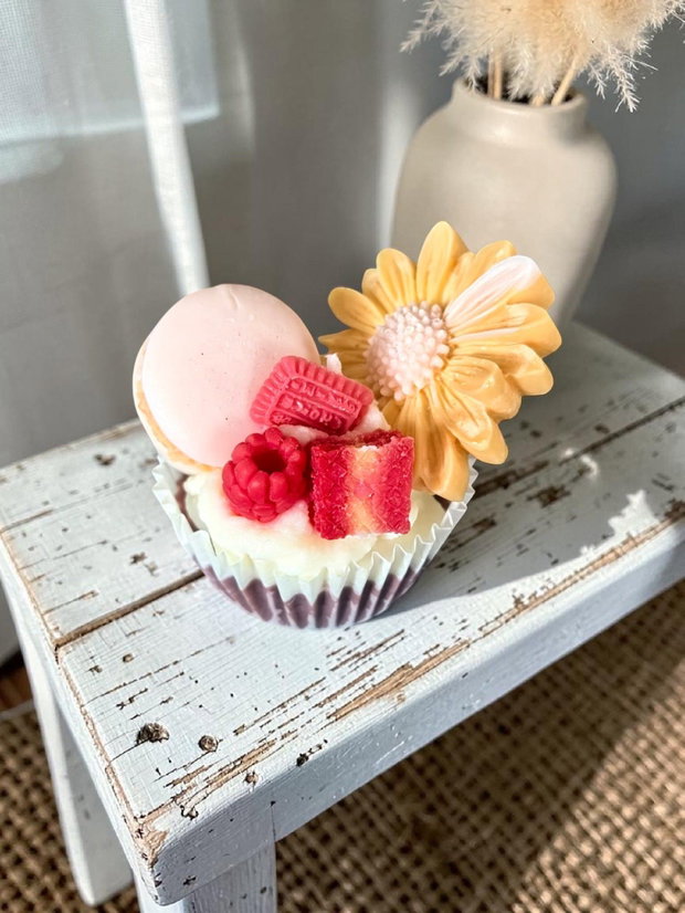 Lumânare Artizanală Tip Cupcake cu Macarons, AromaMarzipan Delight - Galben/ Rosu, Ceară Soia 115g